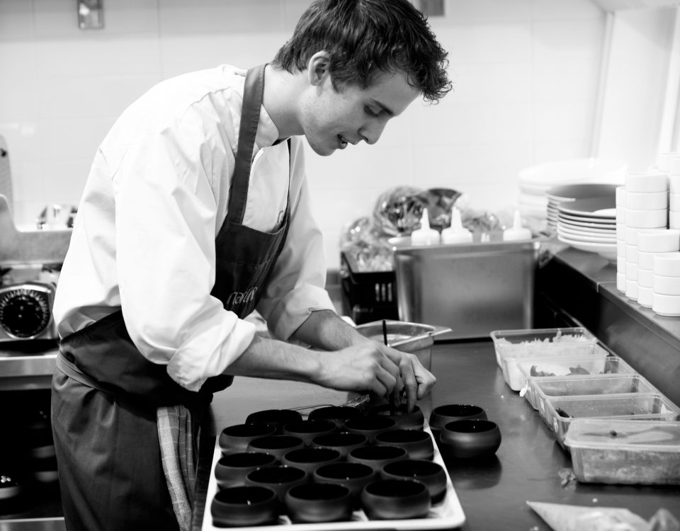 In de keuken van restaurant Narline is Daniël Barelds als zelfstandig werkend kok aan het werk.