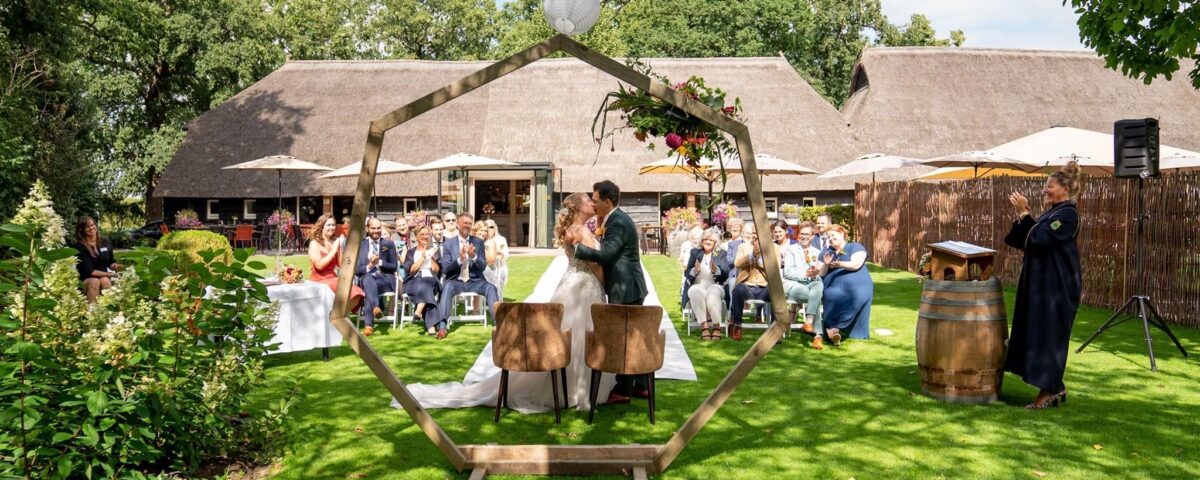 Narline Zuidwolde trouwen in de tuin - de kus Drenthe