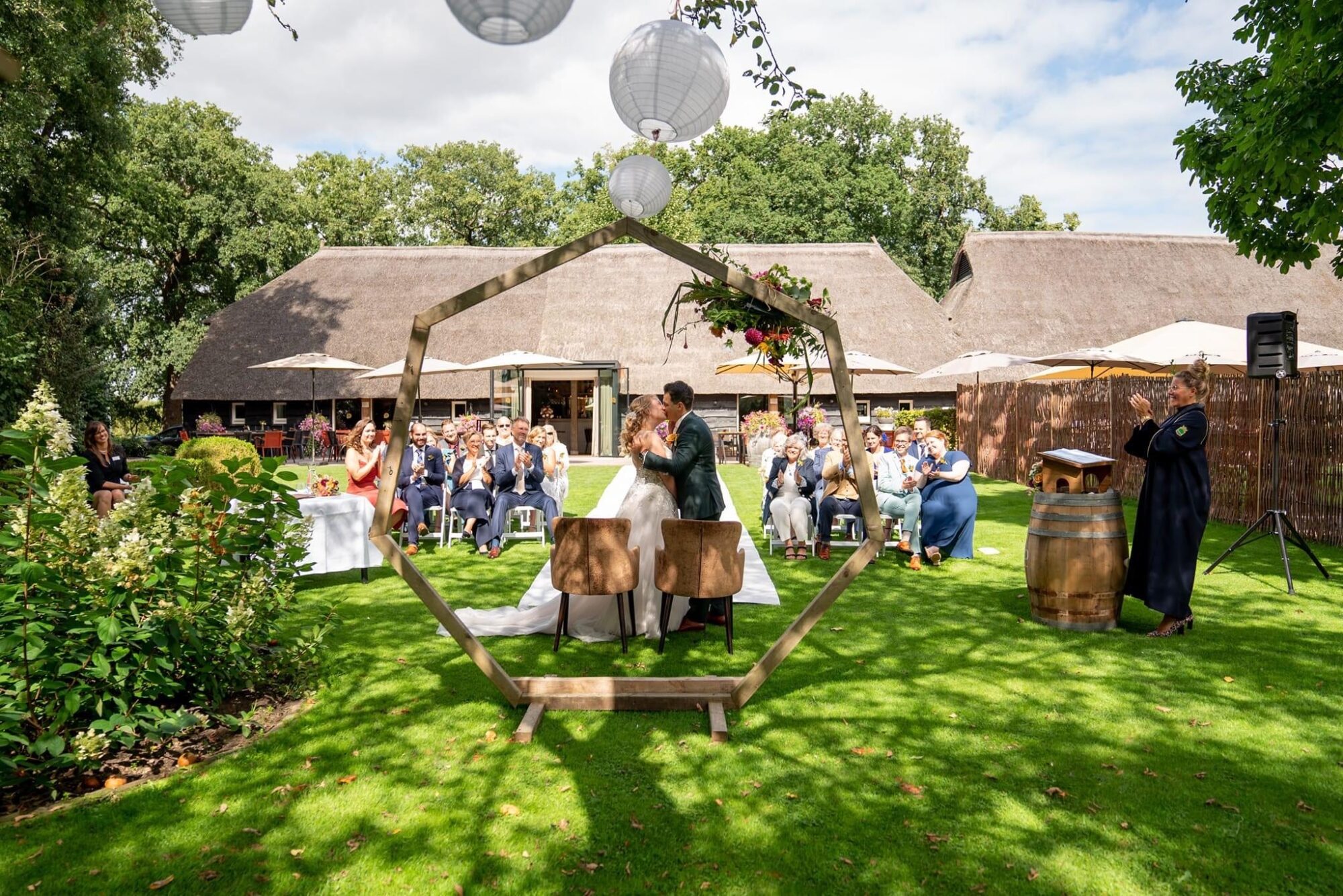 Narline Zuidwolde trouwen in de tuin - de kus Drenthe