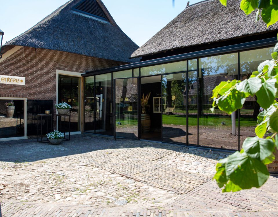 De nieuwe ingang van restaurant Narline in Zuidwolde, Drenthe. Rijksmomumentale boerderij uit 1768.