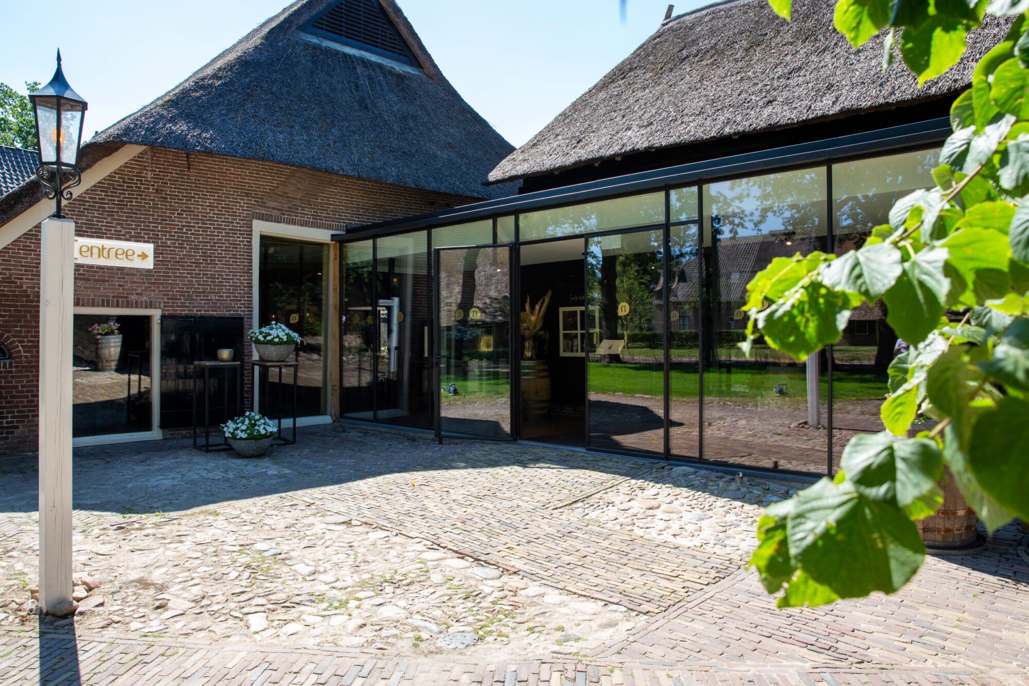 De nieuwe ingang van restaurant Narline in Zuidwolde, Drenthe. Rijksmomumentale boerderij uit 1768.