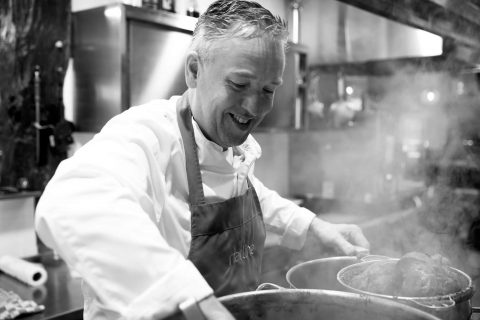 Chef-kok Maarten Dragt kookt met zijn team dagvers voor u bij restaurant Narline in Zuidwolde Drenthe.